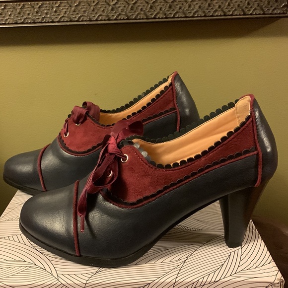 Chase + Chloe Shoes - Navy/burgundy ribbon tie heels